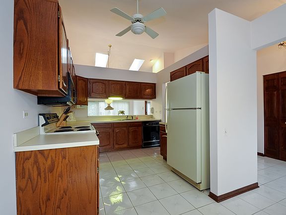 5th image of 210 Lorraine Cir