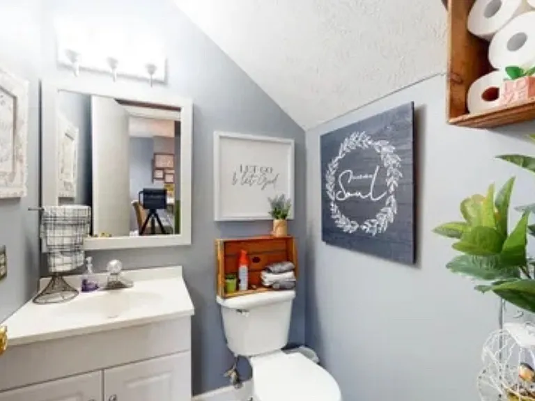 670 Shadywood Ln — Photo 16
