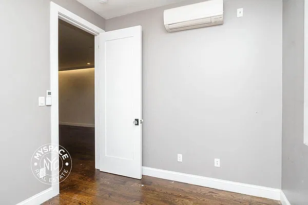 Bedroom, photo 2