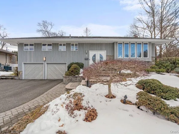 31 Prescott Place, Old Bethpage, NY 11804