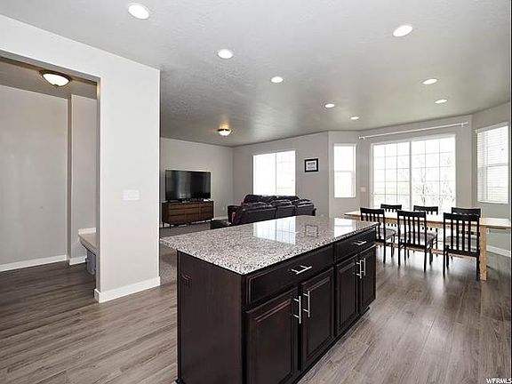 3rd image of 215 E Rockwood Way