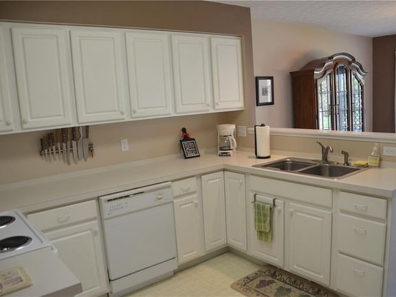 5th image of 3166 Village Green Dr