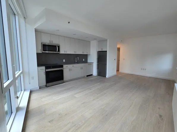 2-33 50th Avenue W402 image 1 of 15