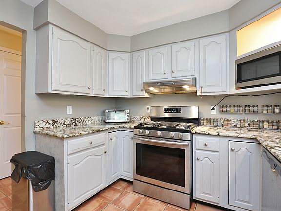 3rd image of 20 Gladys Ln