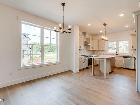 5th image of 585 Carroll Creek Rd