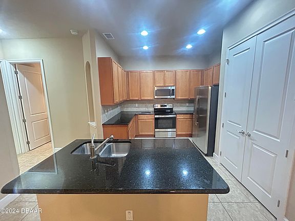 4th image of 814 Aldenham Ln