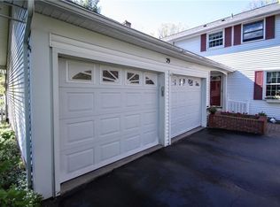 29 Surrey Pl, Penfield, NY 14526