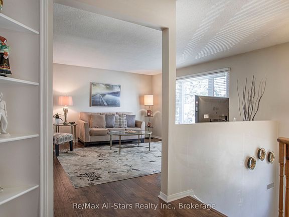 4th image of 39 Applewood Cres