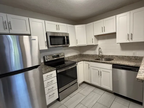282 Grove St #3L, Auburndale, MA 02466