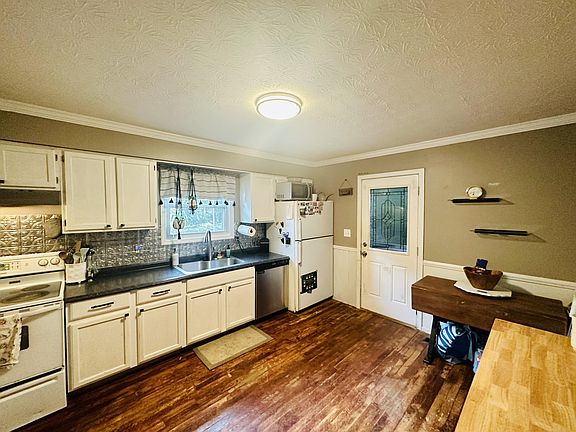 3rd image of 110 Springside Ct