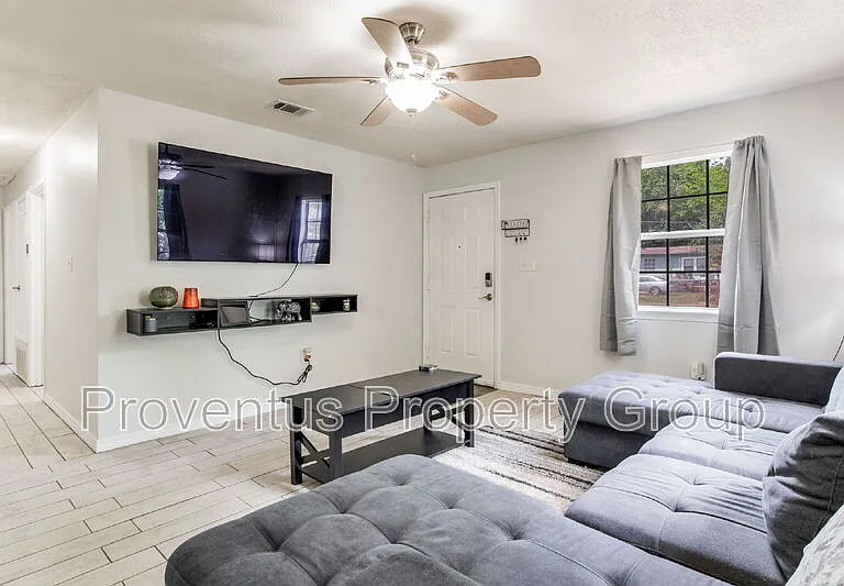 1261 Basin St — Photo 4