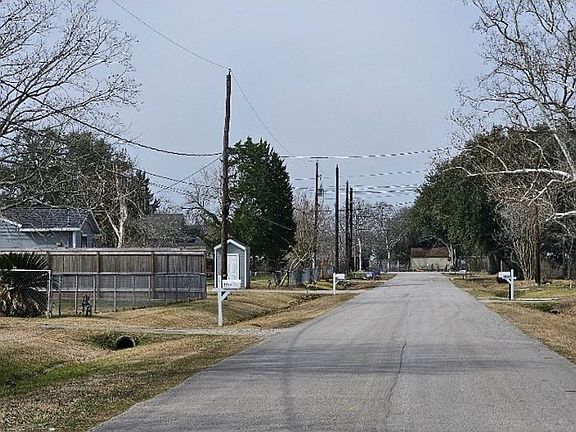 Exterior Neighborhood (street photo)