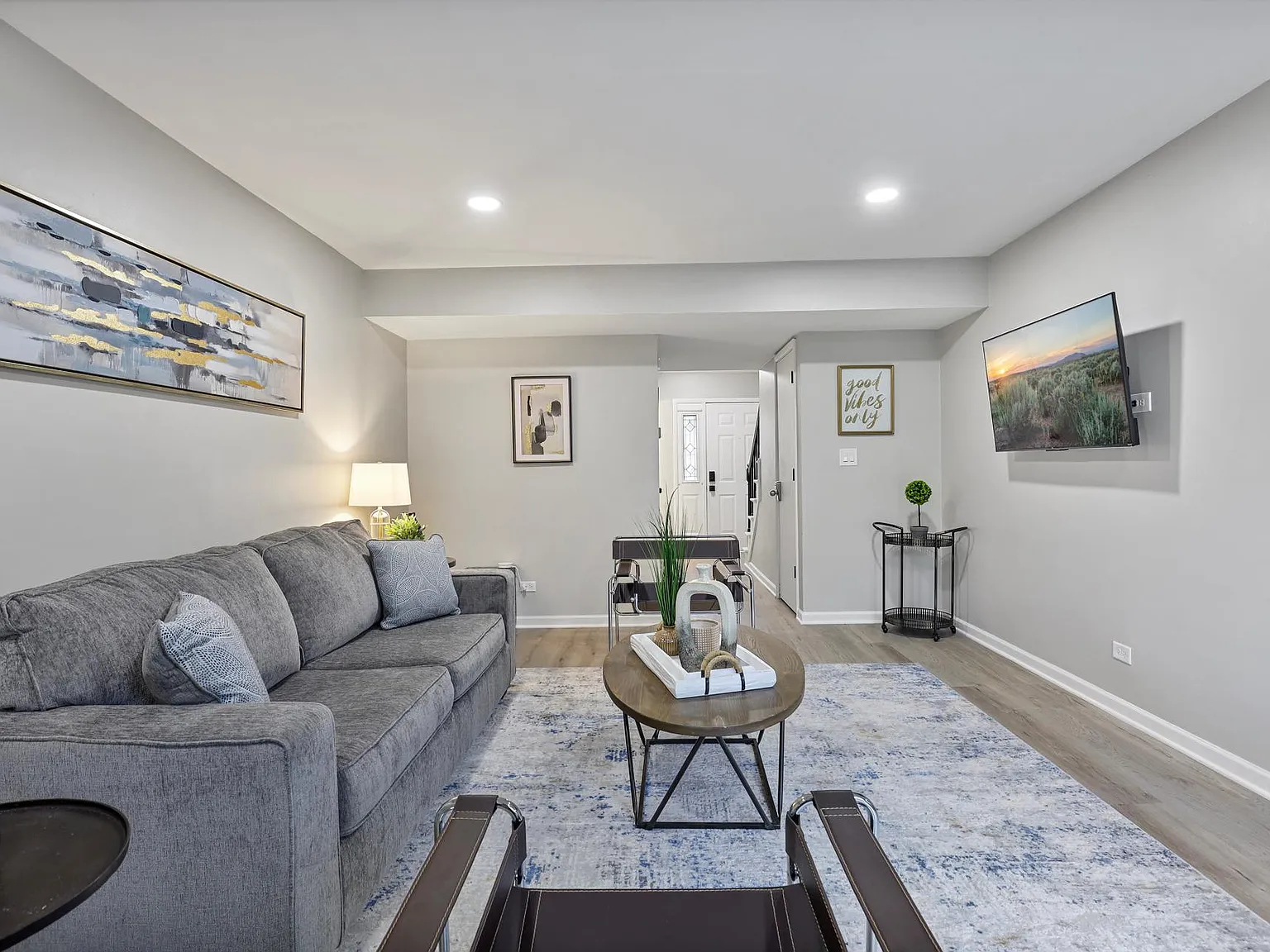3 bed, 1.5 bath, 1300 sqft, $7,700 — Photo 2