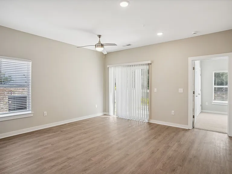 Oak Tree Apartments & Townhomes — Photo 15