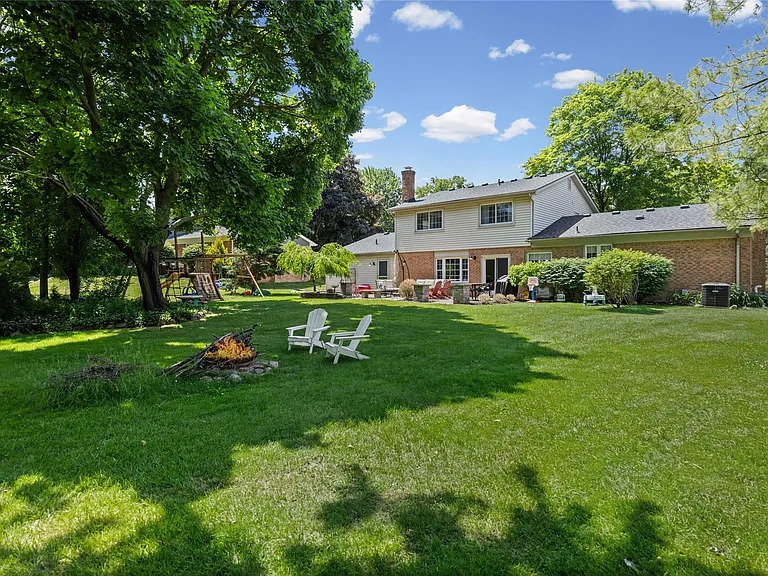 16610 Old Bedford Rd — Photo 47
