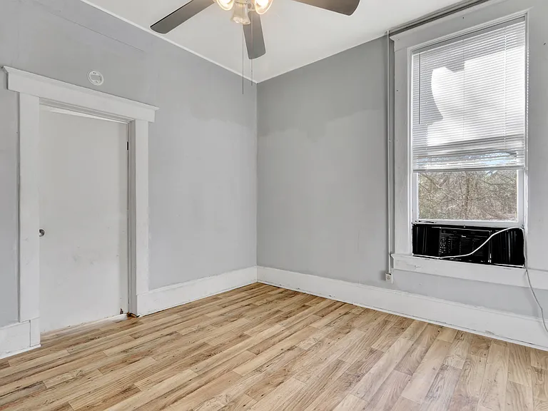 Breeze Apartments — Photo 36