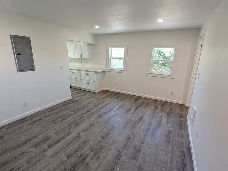 1420 Summers Ln — Photo 14