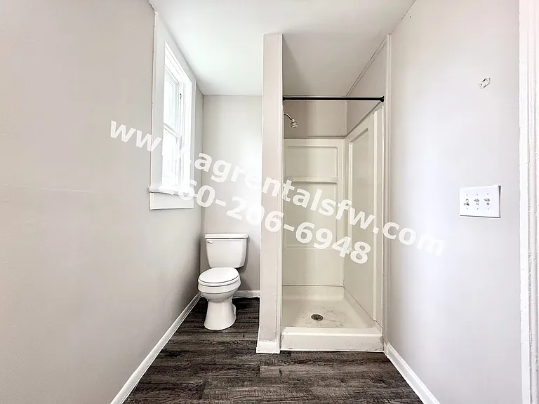 2720 Queen St — Photo 8