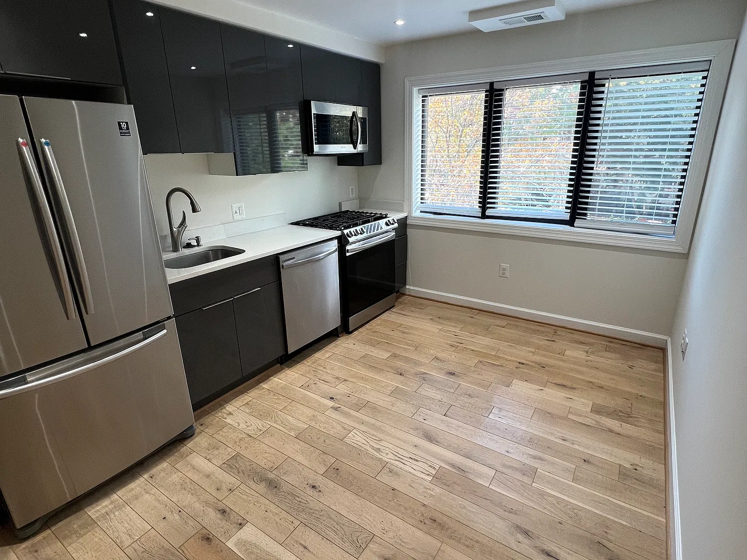 2 bed, 700 sqft, $3,100 — Photo 1