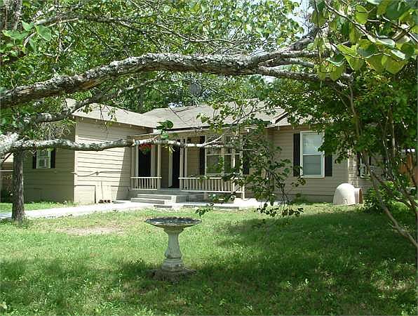 1st image of 402 E Avenue G