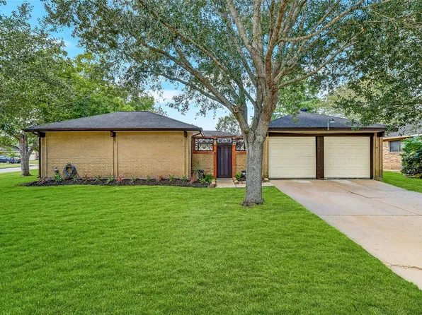 419 Broadmoor St, Friendswood, TX 77546