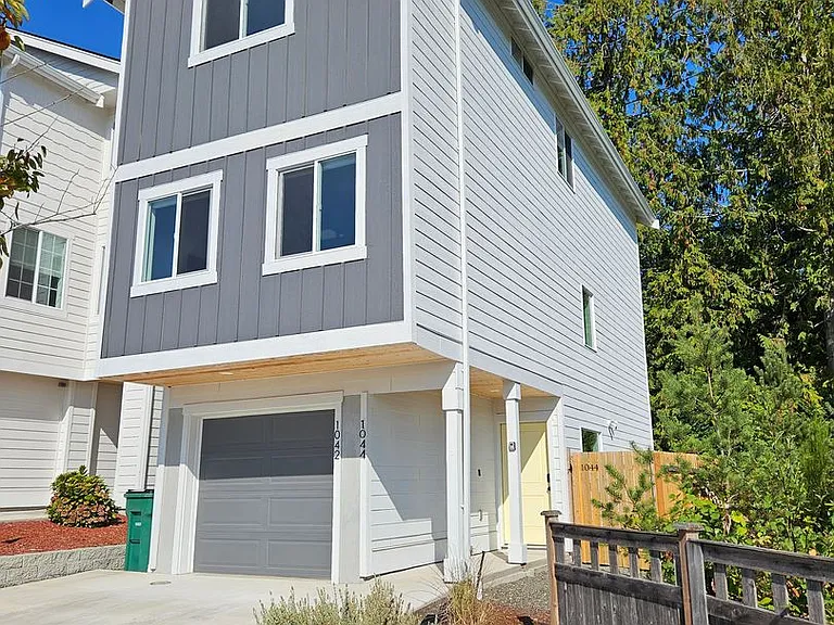 1042 NW Dragonstone St — Photo 4