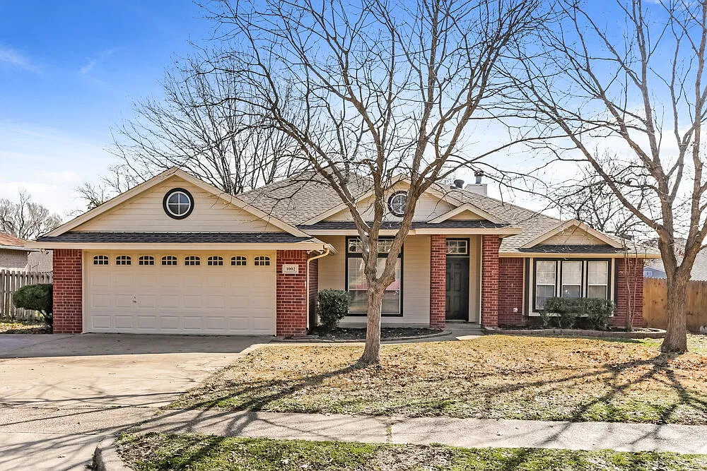 3 bed, 2.0 bath, 1813 sqft, $2,425 — Photo 1