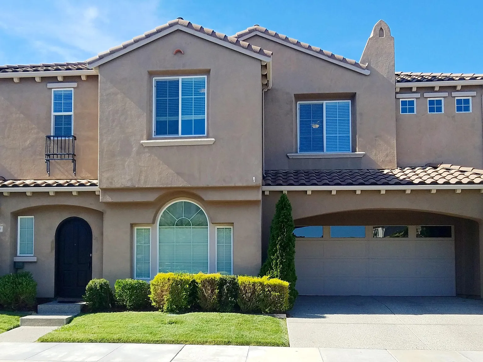 3 bed, 2.5 bath, 1519 sqft, $2,650 — Photo 2