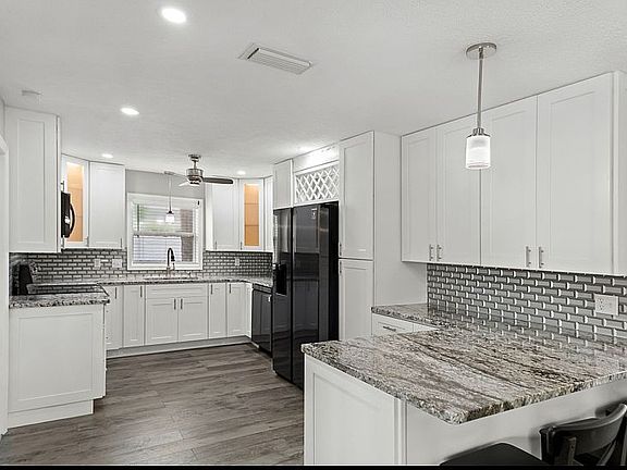2nd image of 595 Lois Ln