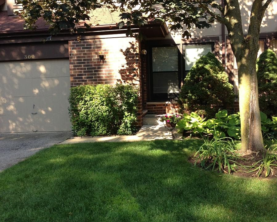 1st image of 300 Oakwood Ln