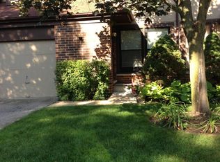 300 Oakwood Ln, Wheeling, IL