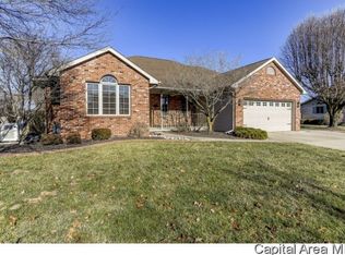 38 Maplehurst Dr, Rochester, IL 62563