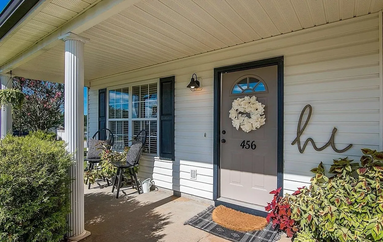 4 bed, 2.5 bath, 2202 sqft, $2,200 — Photo 2