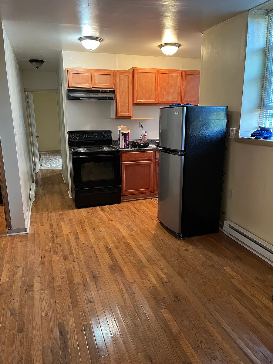 Building Photo - 321 W 7th St #2