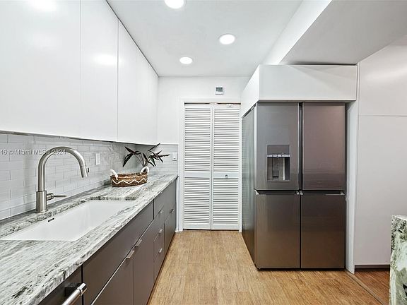 4th image of 230 Lakeview Dr APT 202