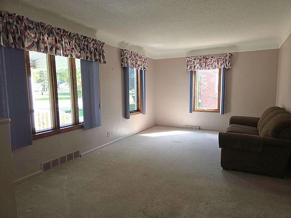 4th image of 150 Loomis Ave