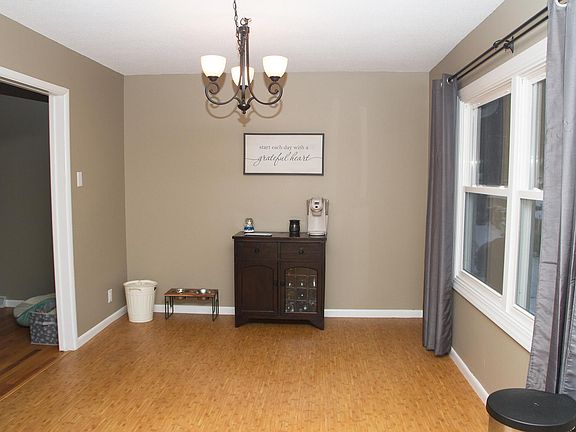 4th image of 300 Brentwood Dr NE