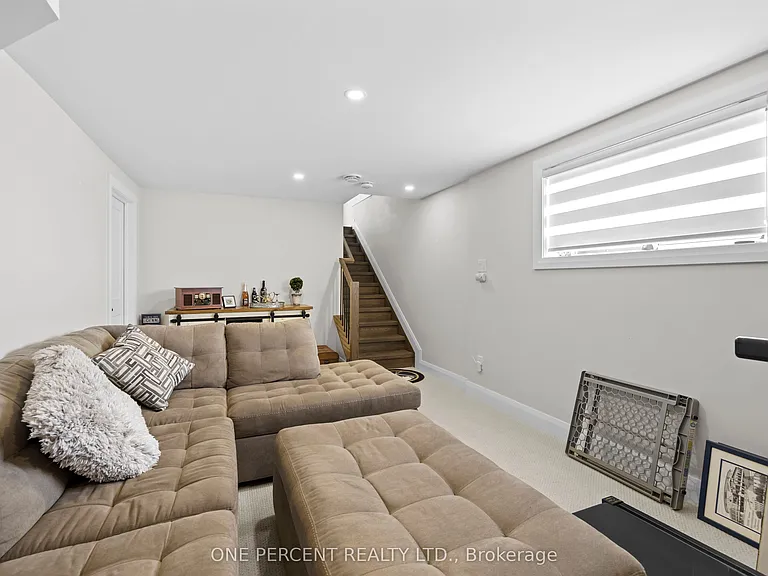 238 Bristol Cres — Photo 33