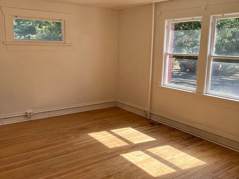 420 S 6th Ave — Photo 3