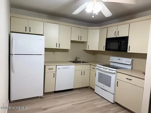 113 Amberly Dr #F — Photo 2