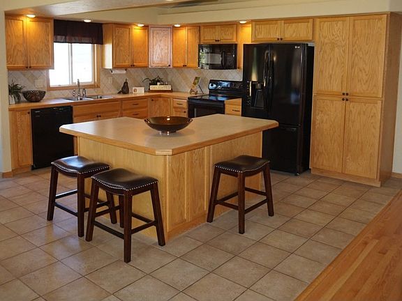 Center Island Eating Area