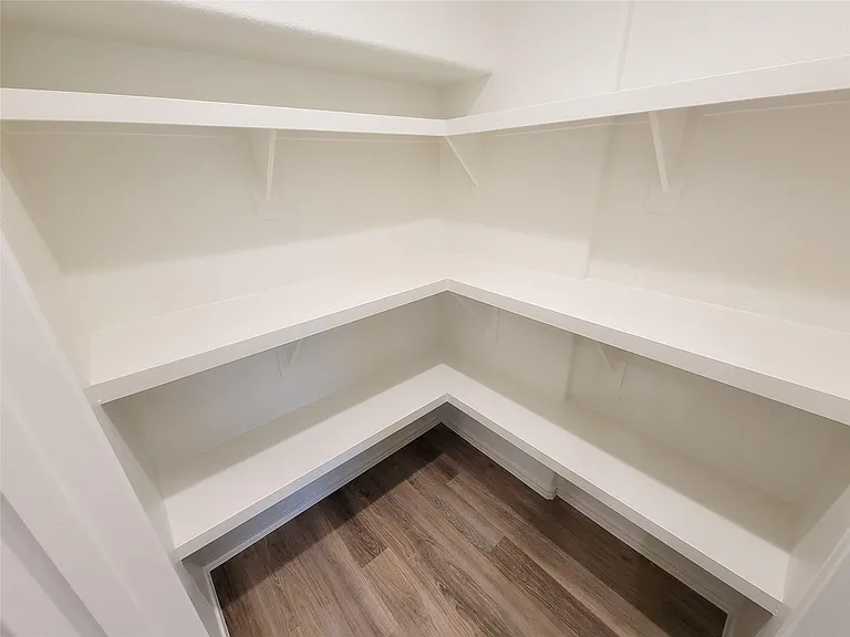 942 Amesbury Ct — Photo 15