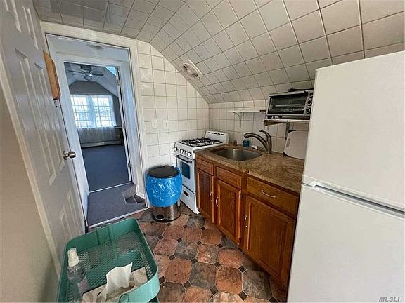 3rd image of 209 E Market St