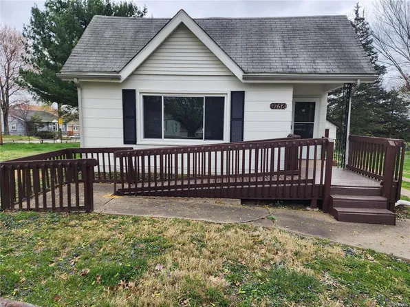 9758 Diamond Dr, Saint Louis, MO 63137