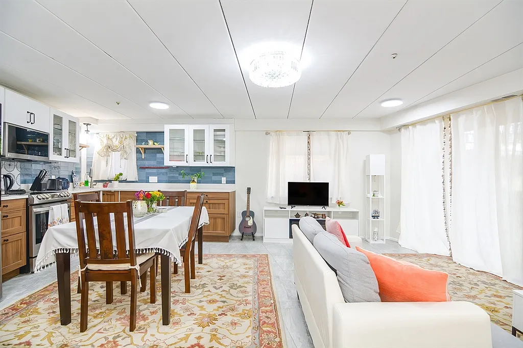 2 bed, 985 sqft, $3,800 — Photo 1