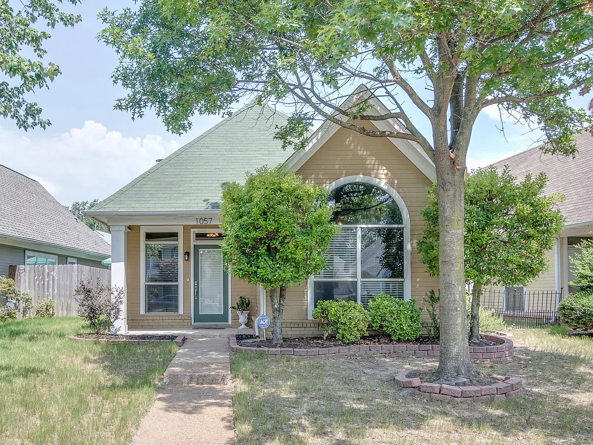 Building Photo - 1057 Island Pl E