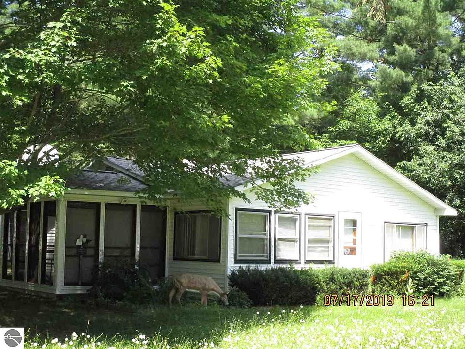 1st image of 4547 N Shore Dr NE
