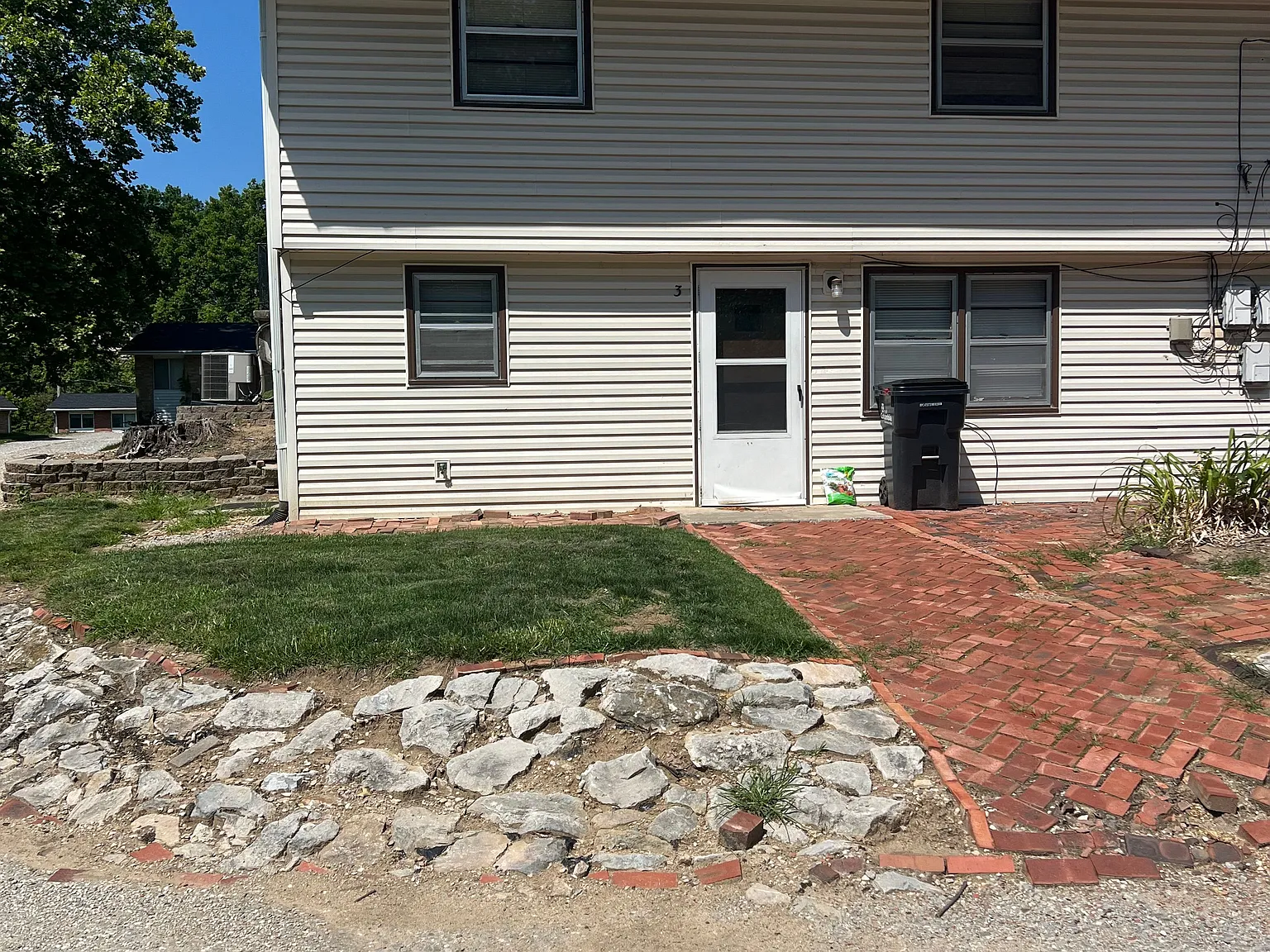 2 bed, 900 sqft, $1,050 — Photo 1