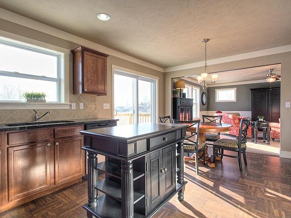 3rd image of 10146 Castle Creek Cir