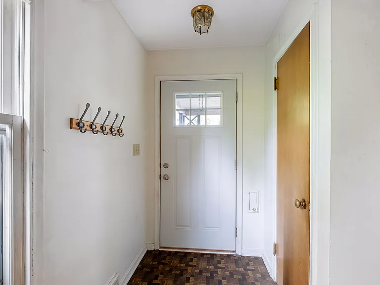1660 Ford Pkwy — Photo 7